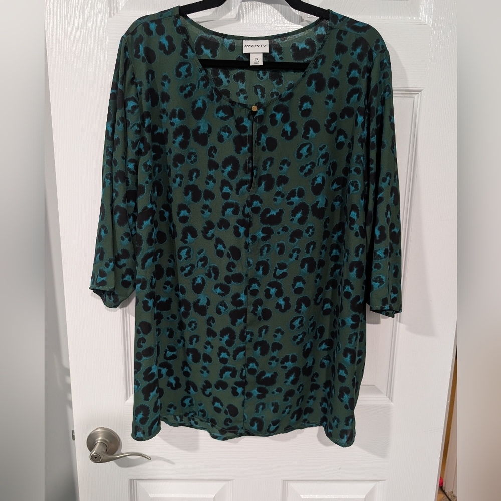 Ava & Viv Blue, Green & Black Leopard Print 3/4 Ruched Sleeve Blouse in Size 2X